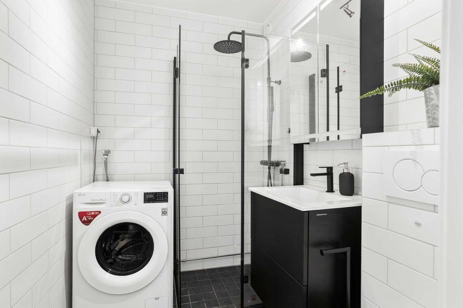 Det delikate badet ble oppgradert av fagfolk i 2020 og har både toalett, dusjhjørne og opplegg for vaskemaskin. Galleribilde
