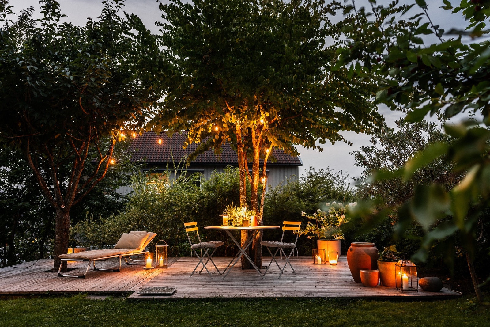 Halvpart av horisontaldelt tomannsbolig med frodig hage. Galleribilde