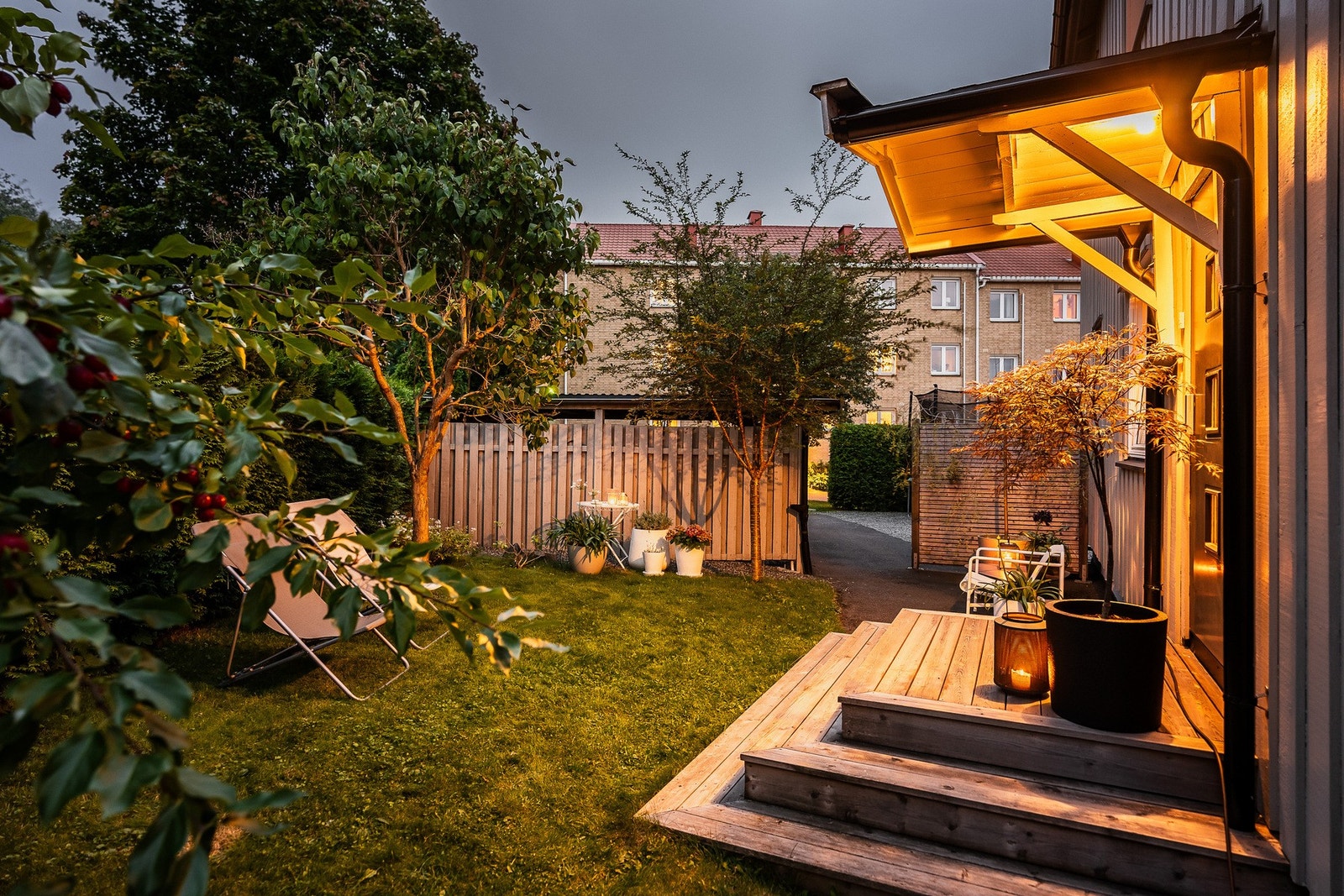 Hyggelig inngangsparti med belysning. Galleribilde