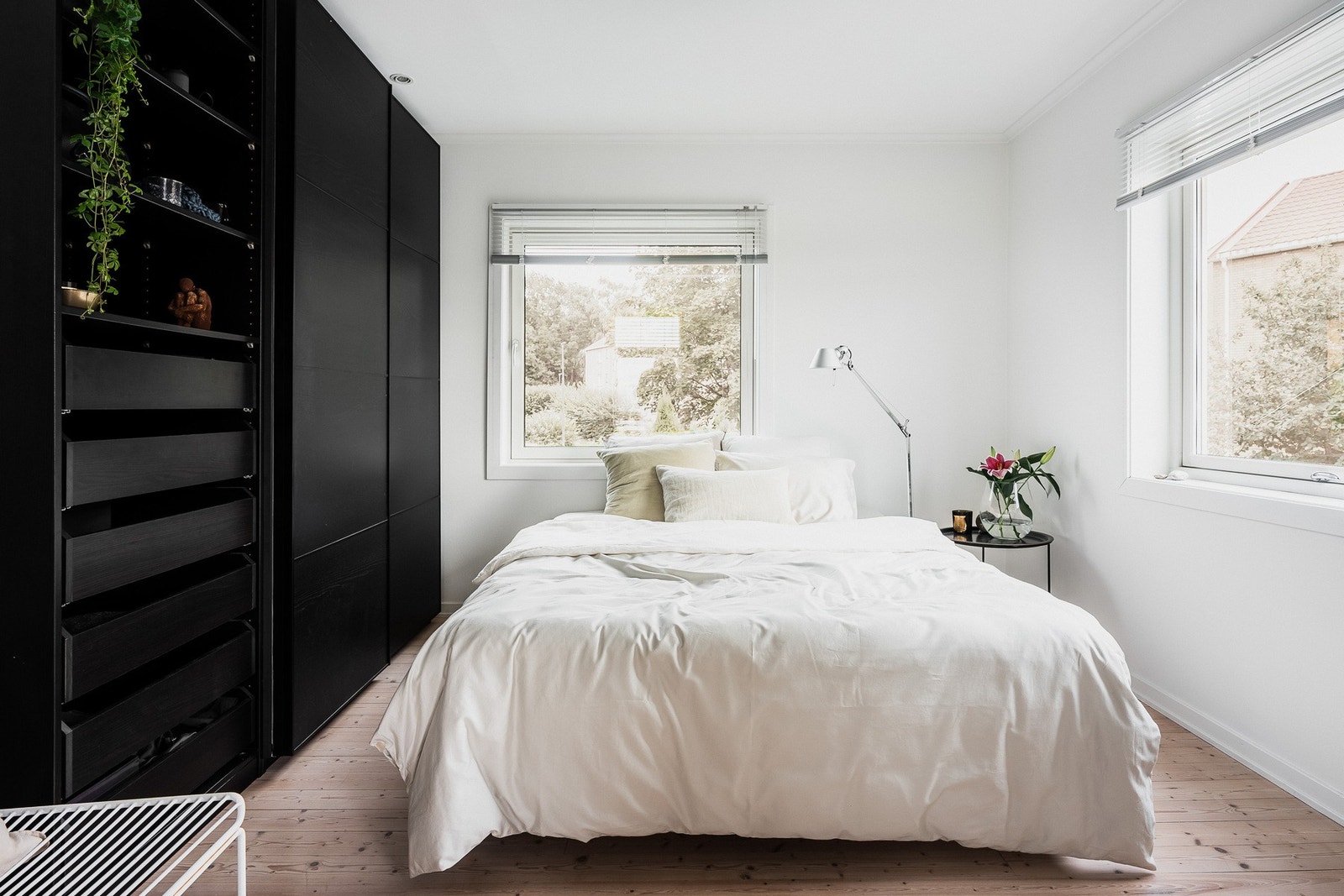 Hovedsoverommet er romslig og slipper inn mye lys med sin hjørneplassering. Galleribilde