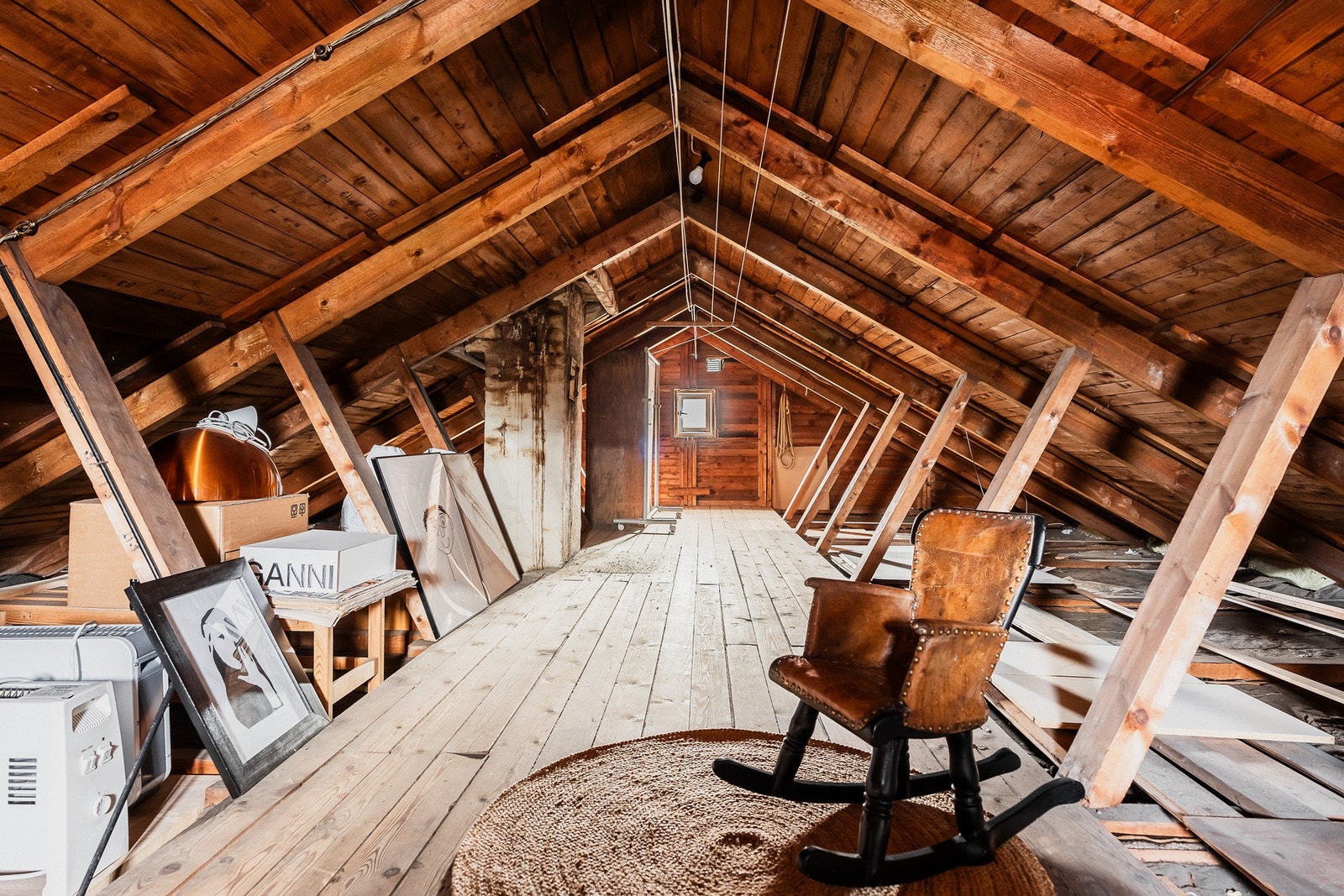 Loft med mye lagringsplass og mulighet for utvikling. Galleribilde
