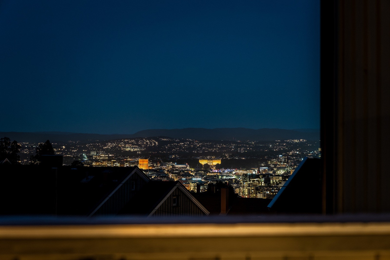 Vakkert utsyn over byens lys. Galleribilde