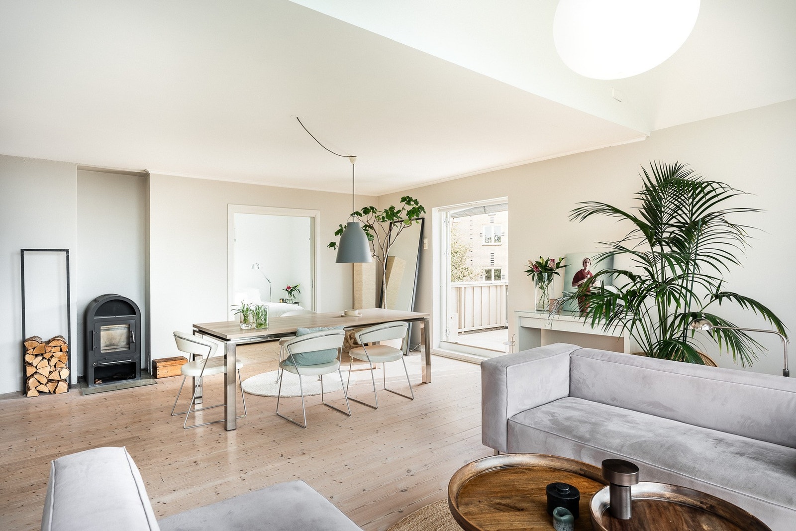 God plass til sofagruppe, stuebord og annen innredning. Galleribilde