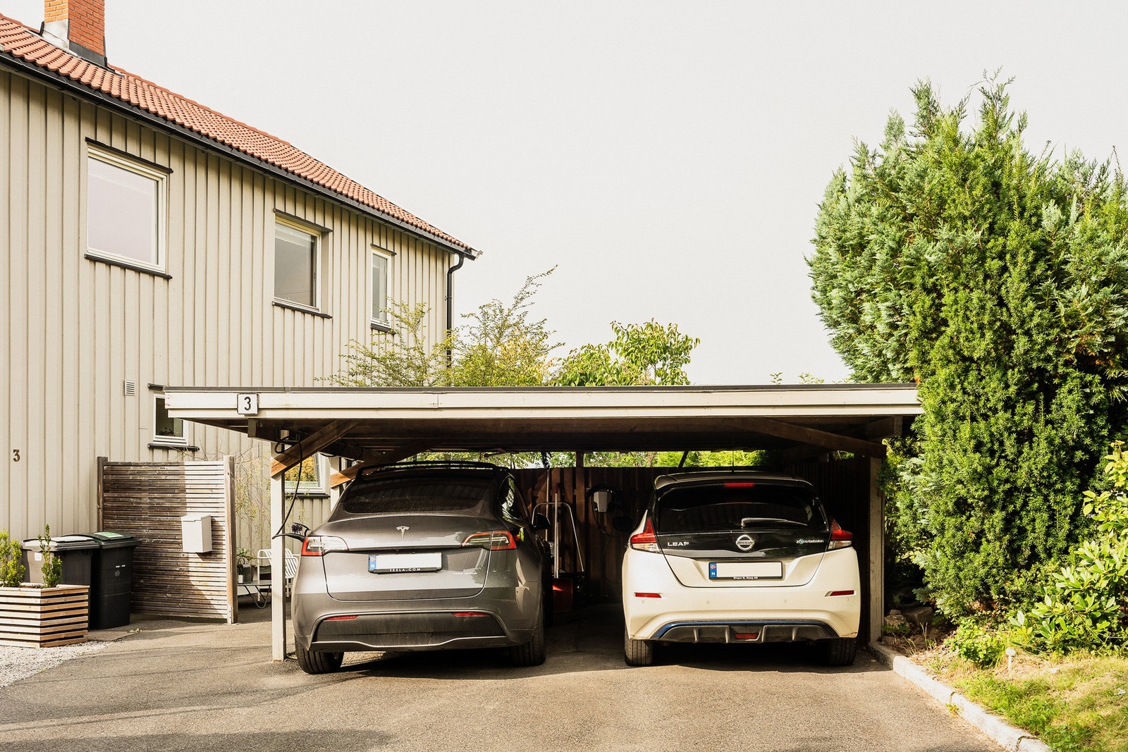 Hjemmet disponerer én p-plass i carport med el-bil lader. Galleribilde