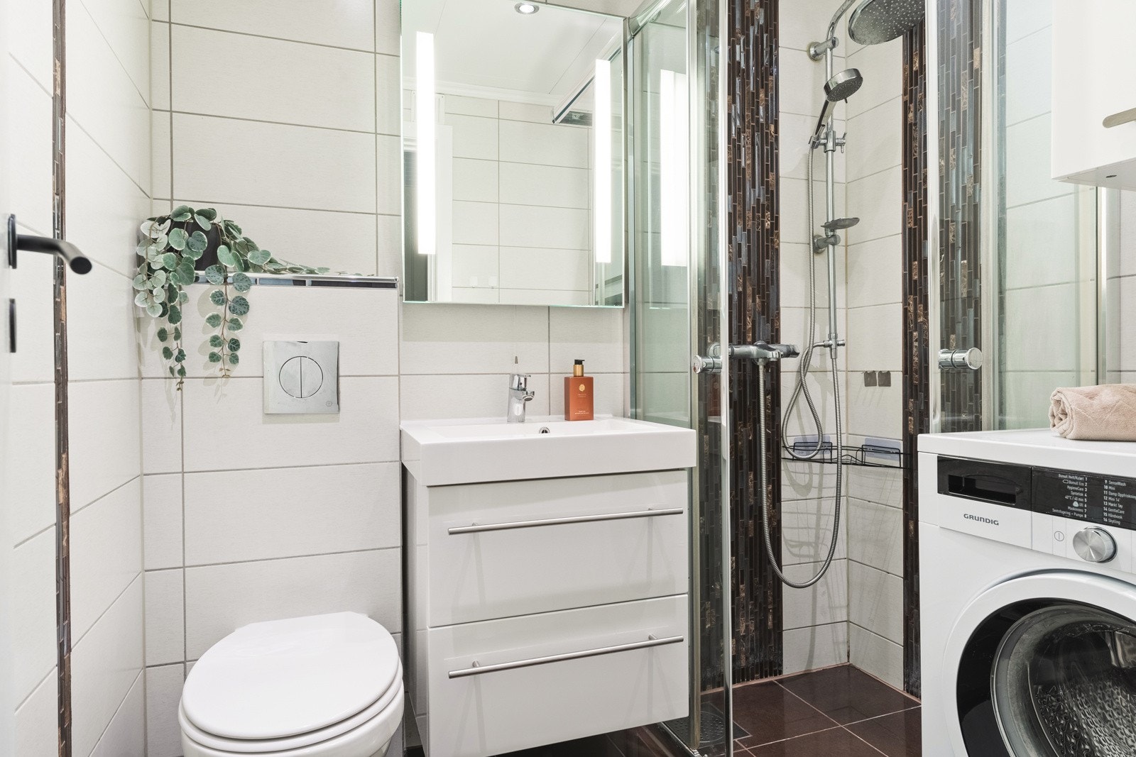 Badet er målt til ca. 2,9 kvm og er helfliset. Galleribilde
