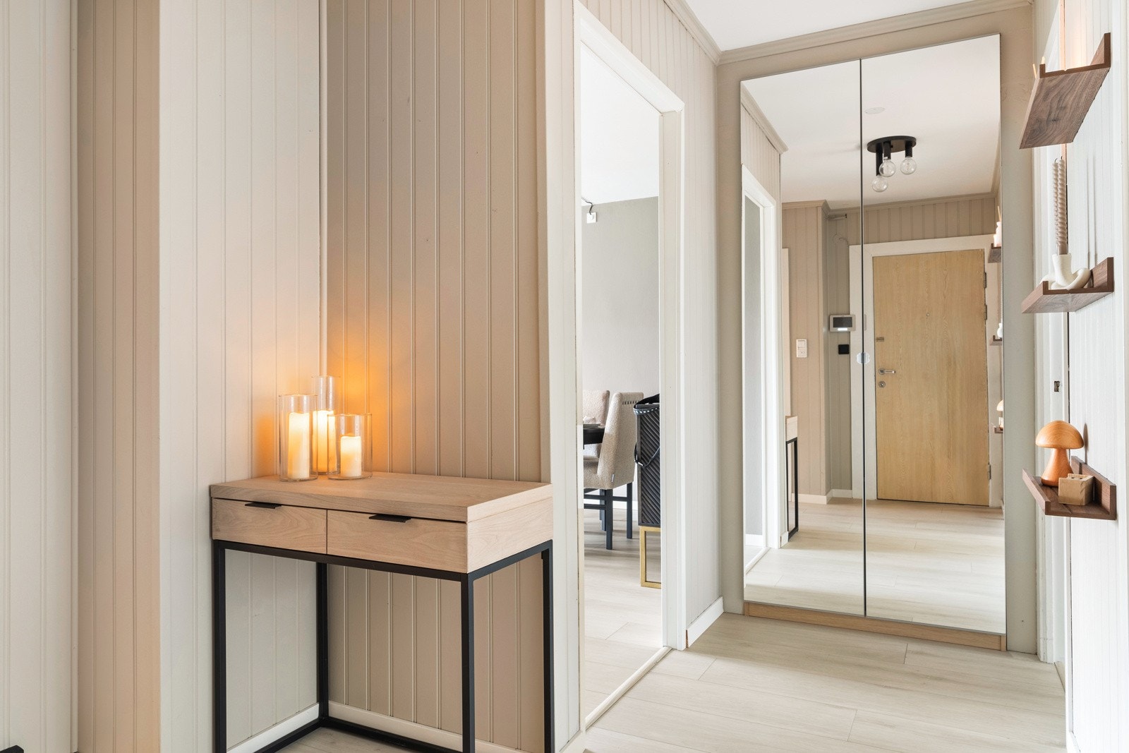 Entré som er malt i tidløs og moderne farge og har skapplass til oppbevaring av yttertøy og lignende. Galleribilde