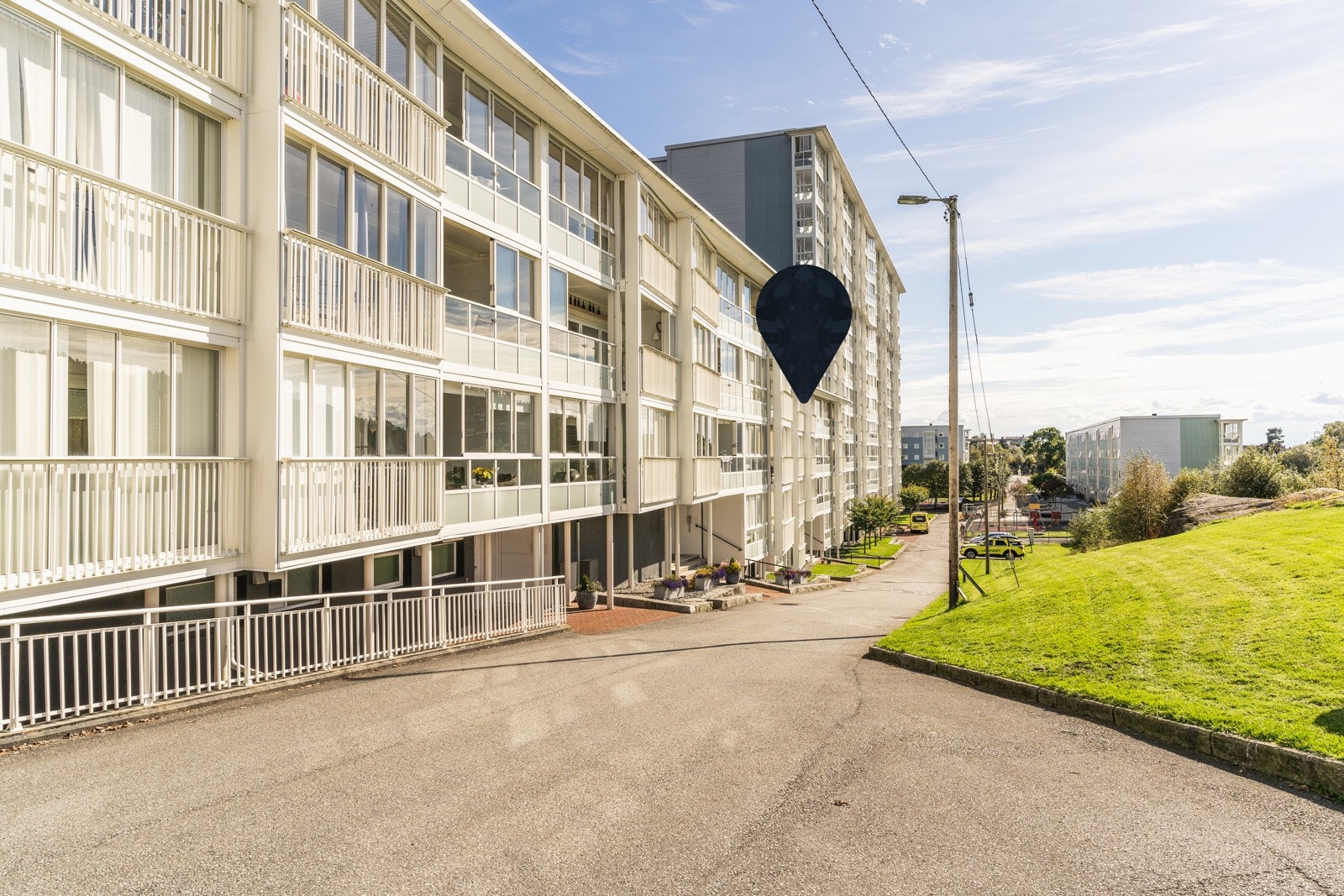 Tomten er felles for borettslaget og er opparbeidet med asfalterte veier, parkeringsplasser, grøntarealer og en flott lekeplass. Galleribilde