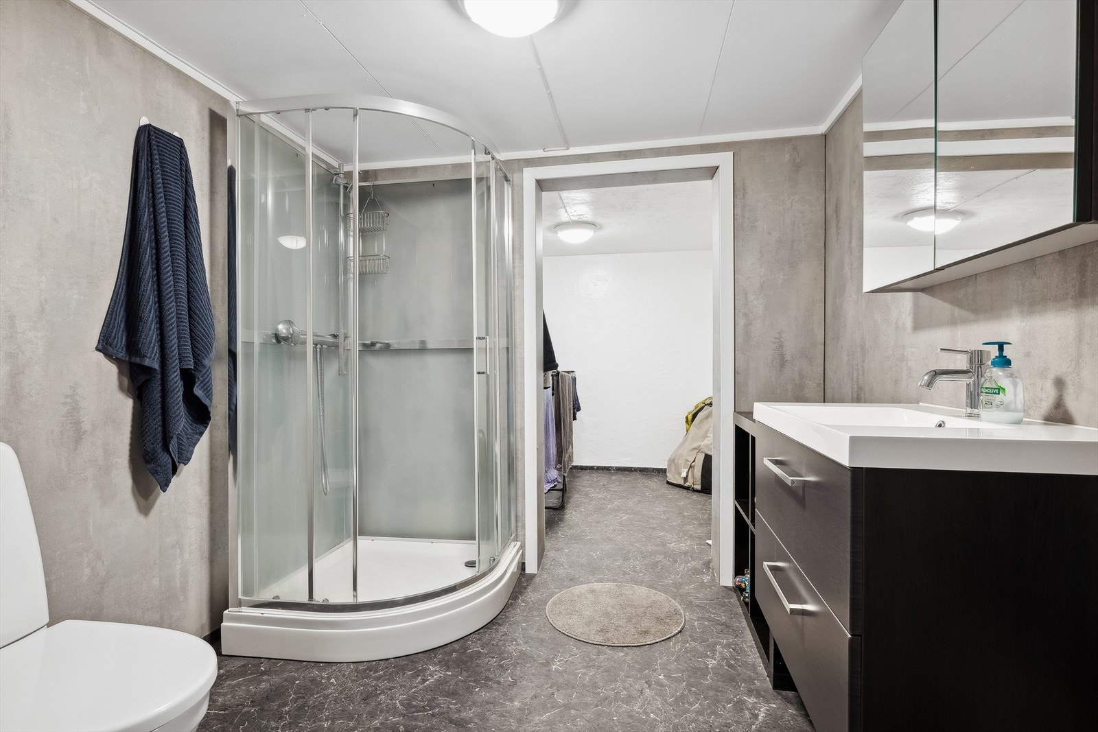 Badet i underetasjen med servant m/speil, dusjkabinett, toalett og opplegg til vaskemaskin. Galleribilde