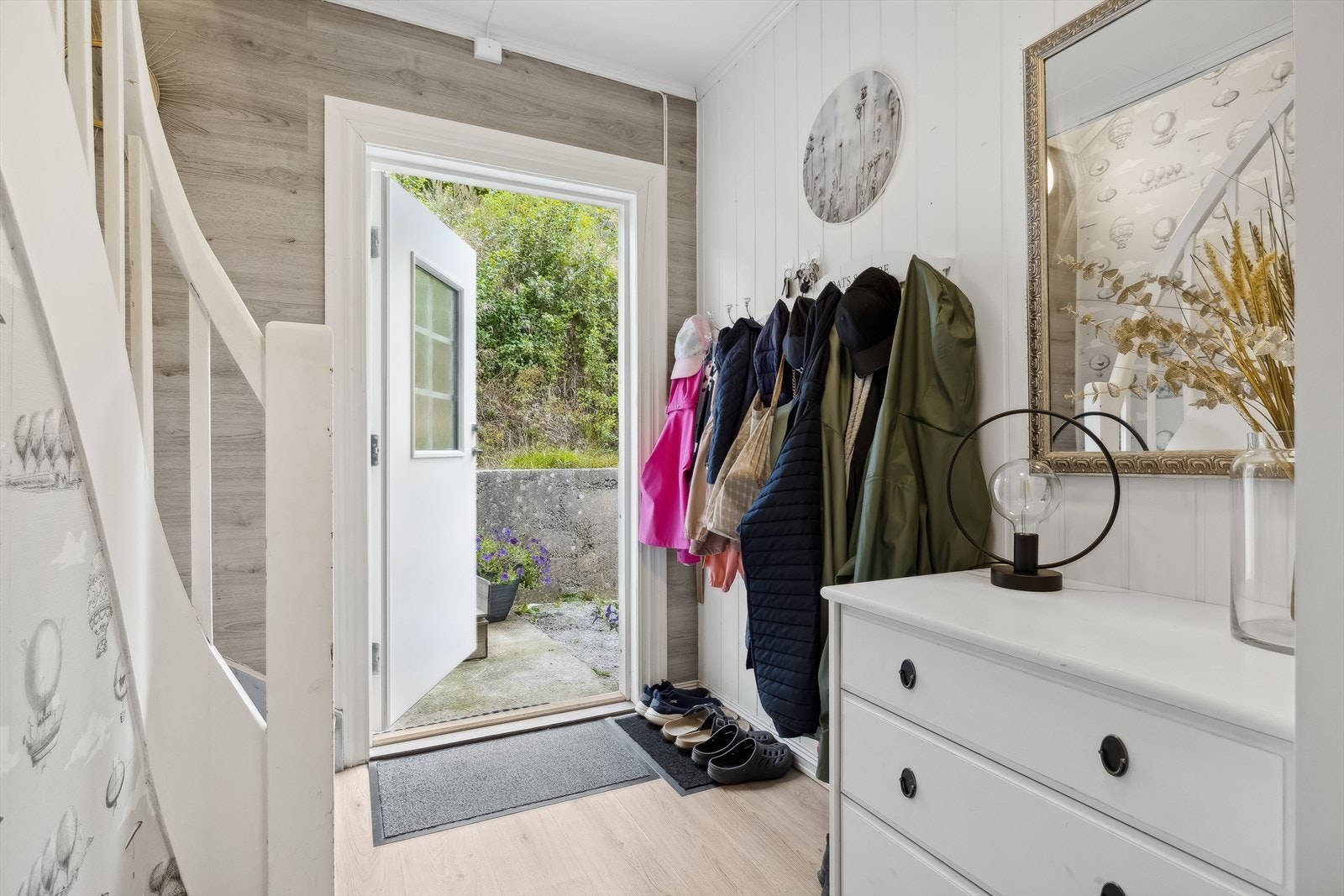 Entré med oppheng til jakker og plass til skoskap Galleribilde