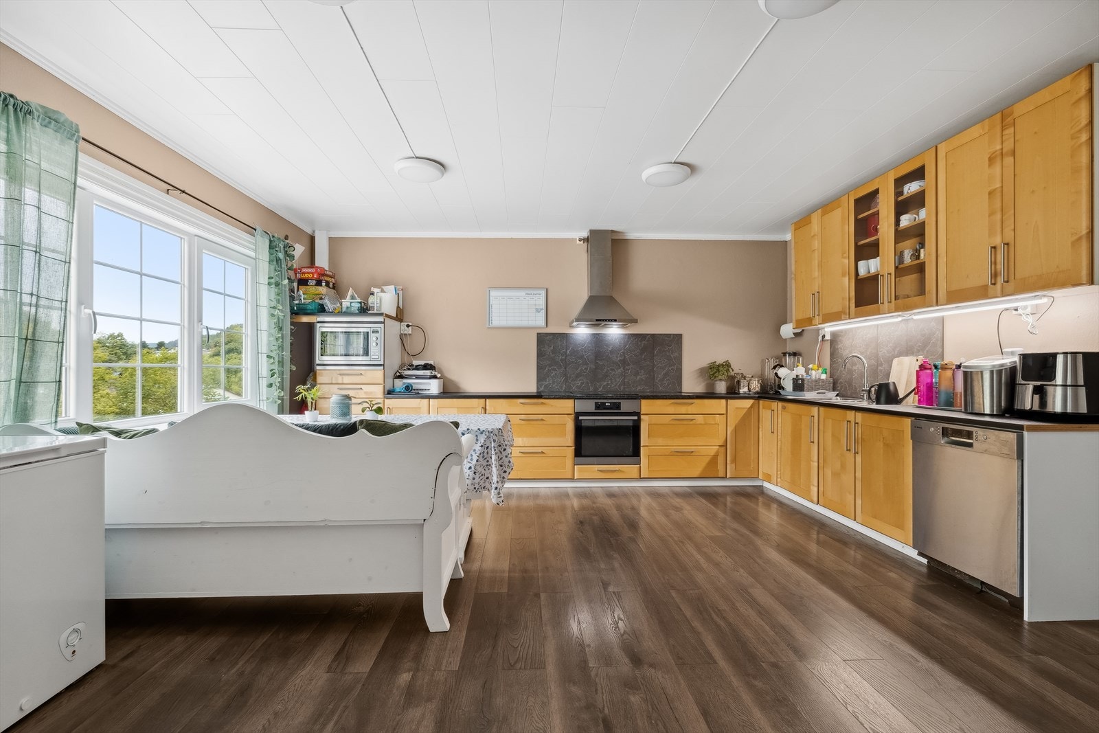 De store vindusflatene slipper inn godt med naturlig lys i boligen Galleribilde