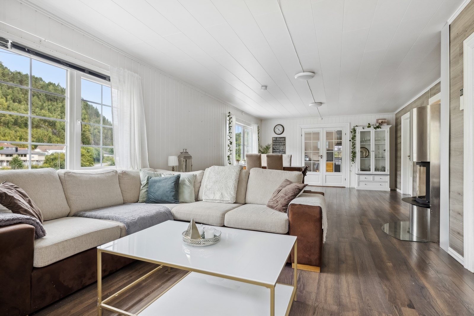 Stuen med dører inn til kjøkken. Det er flere møbleringsmuligheter i stuen avhengig av om du ønsker spisebord på kjøkken eller i stuen. Alternativt er også en sittegruppe Galleribilde