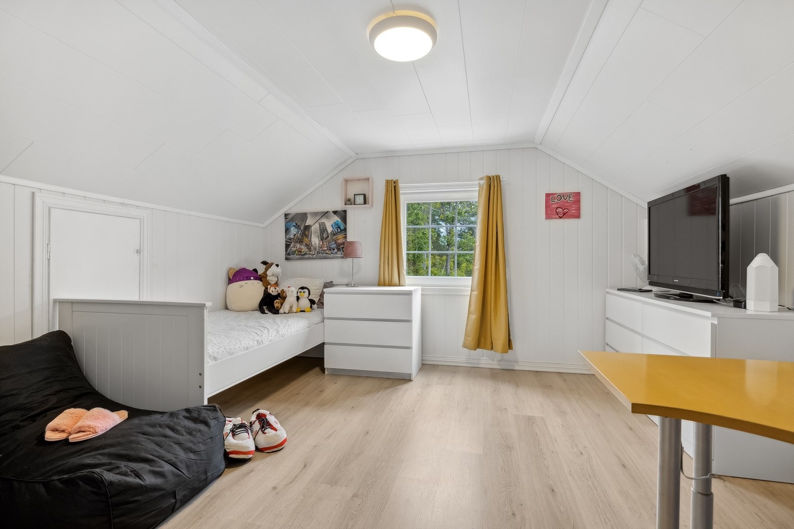 Soverom nr to i andre etasje. Det er god plass til både seng og annet møblement Galleribilde