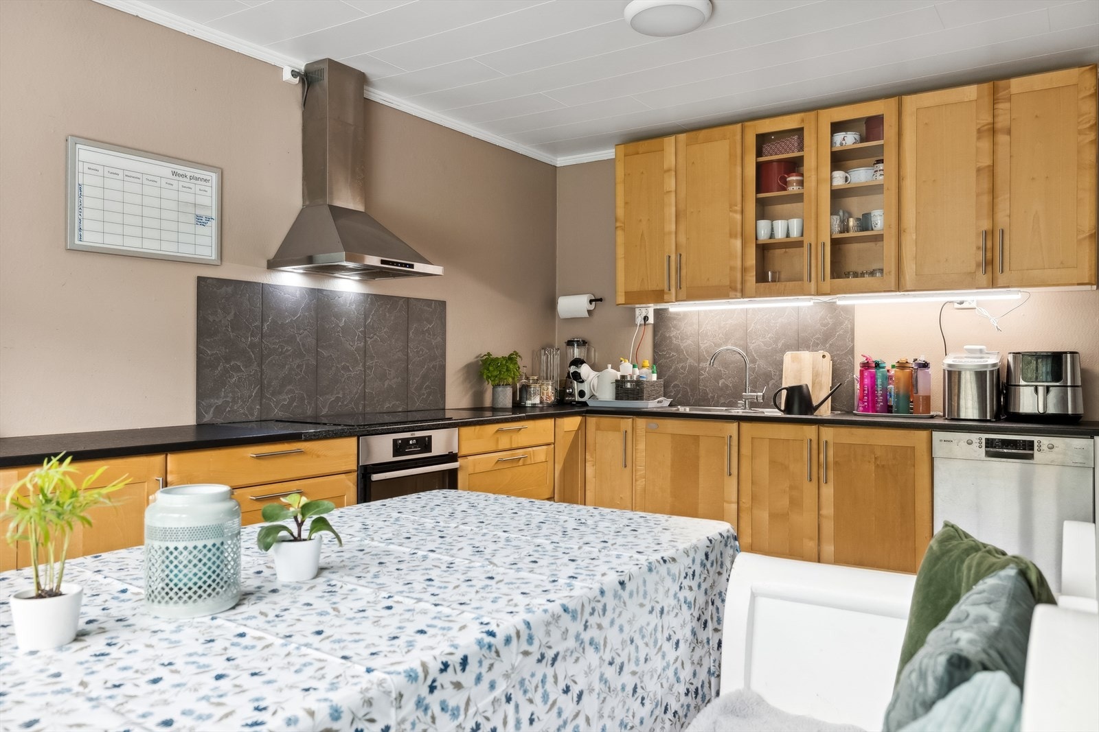 Det er godt med skap og benkeplass på kjøkkenet Galleribilde