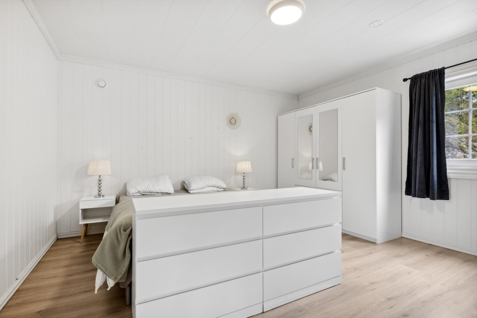 Hovedsoverom i hovedetasjen med god plass til dobbeltseng og garderobeløsning Galleribilde