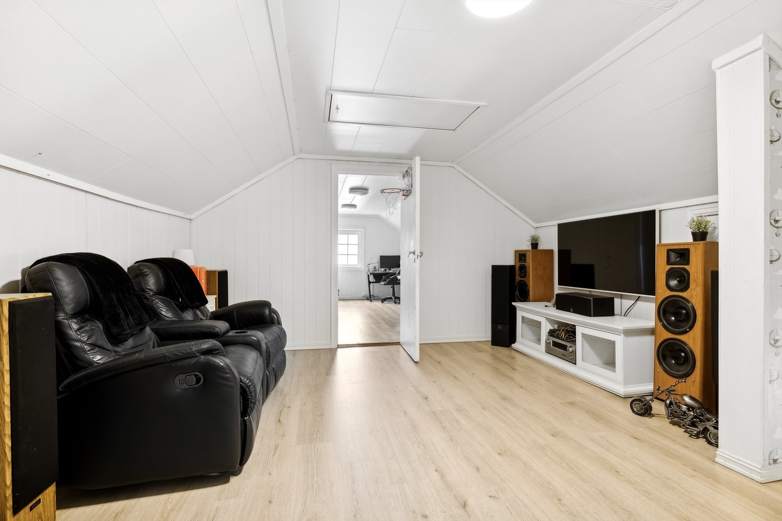 Tv-stue i loftetasjen Galleribilde