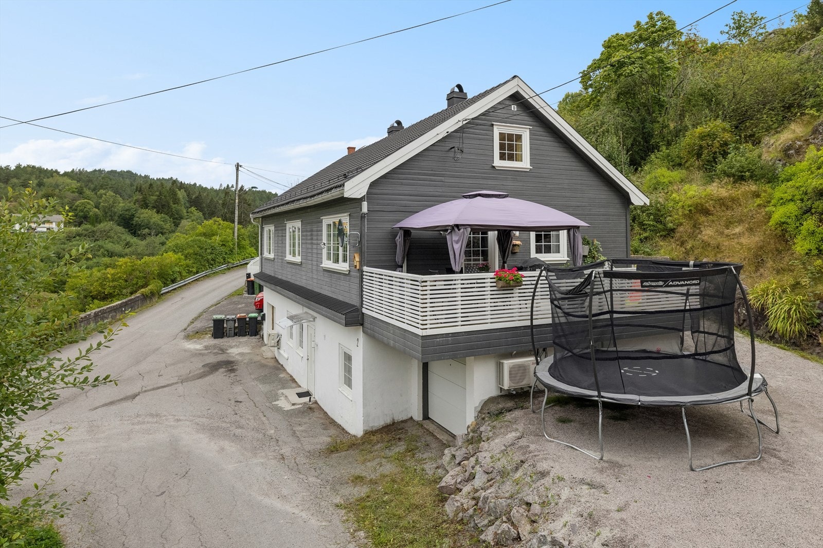Fra stuen i hovedetasjen er det utgang til terrasse Galleribilde