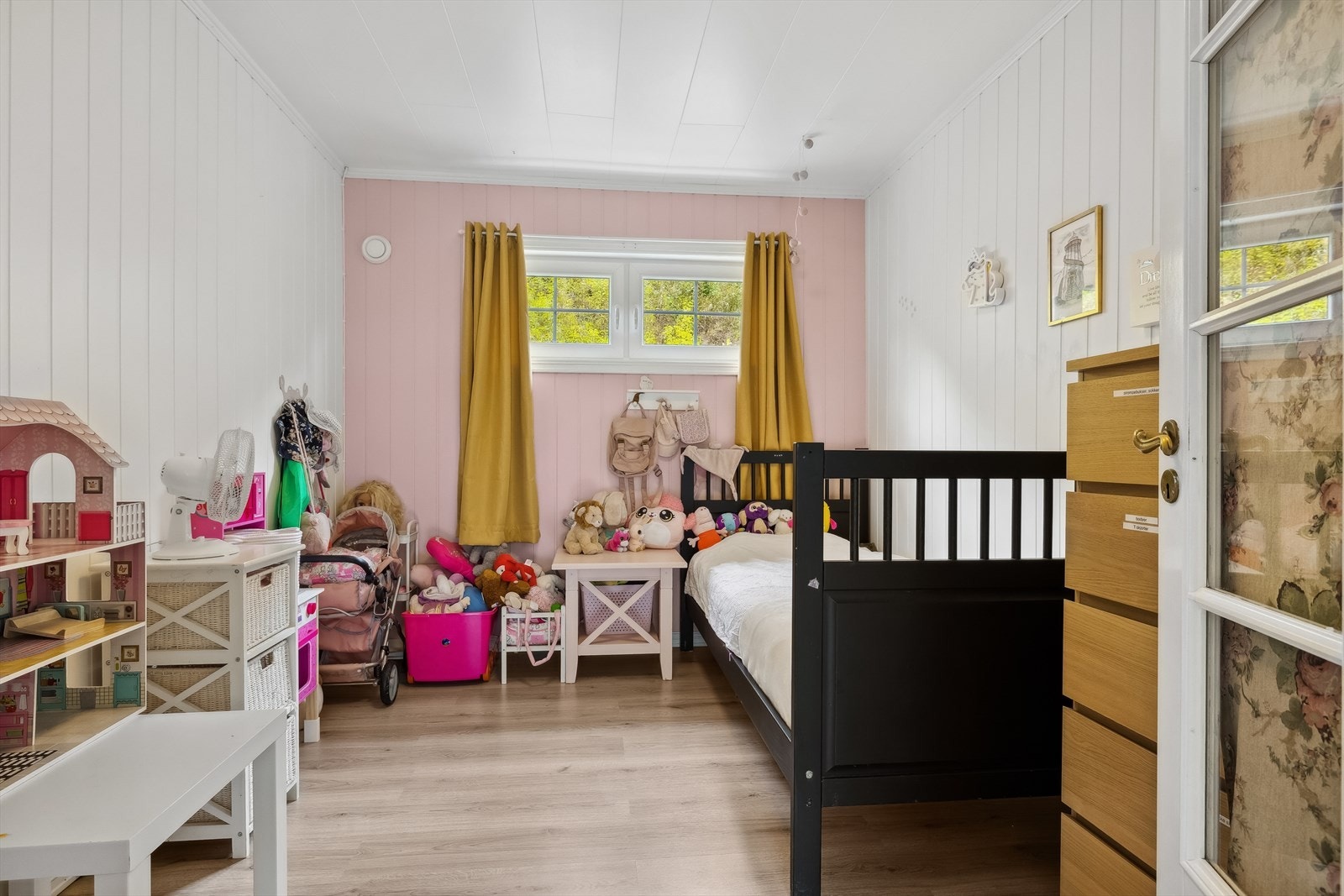 Soverom nr to i hovedetasjen er brukt som barnerom Galleribilde