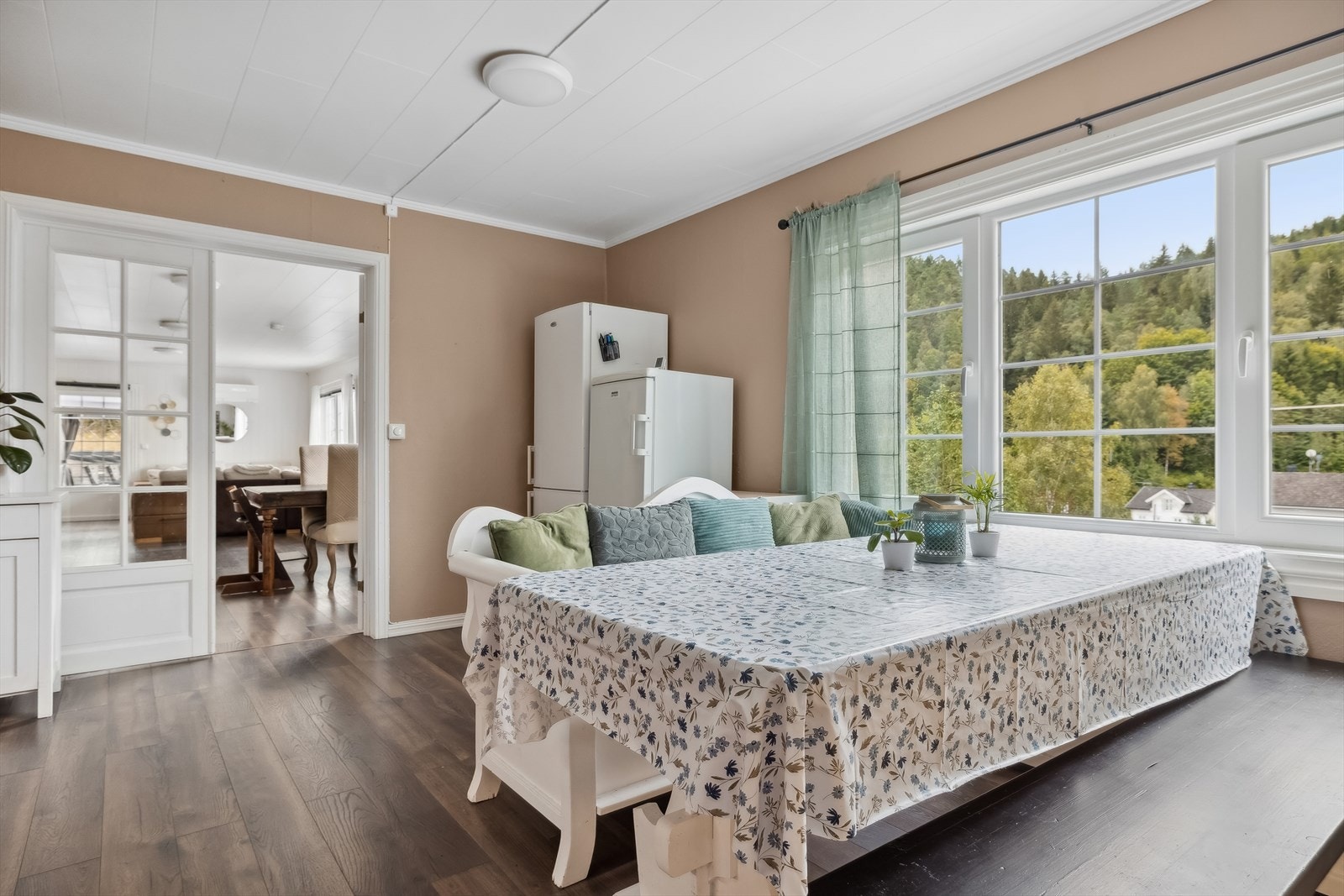 Kjøkkenet er et stort rom med god plass til spisestue Galleribilde