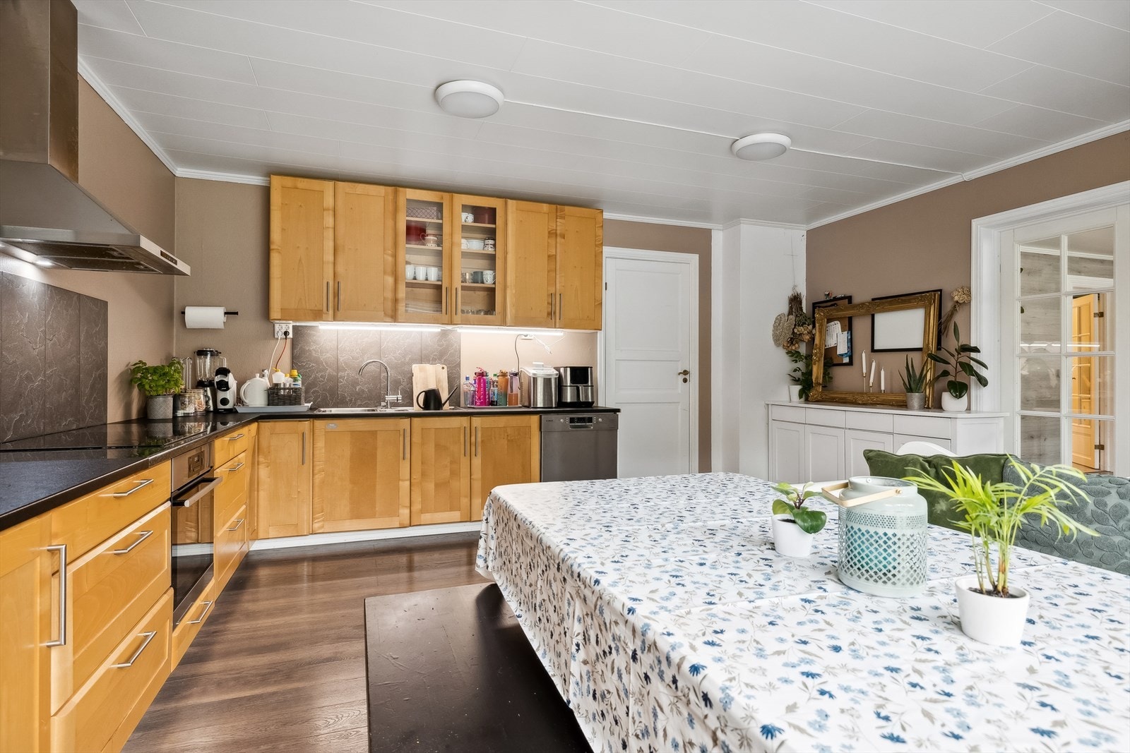 Kjøkkenet er fult utstyr tmed hvitevarer som medfølger i handelen Galleribilde