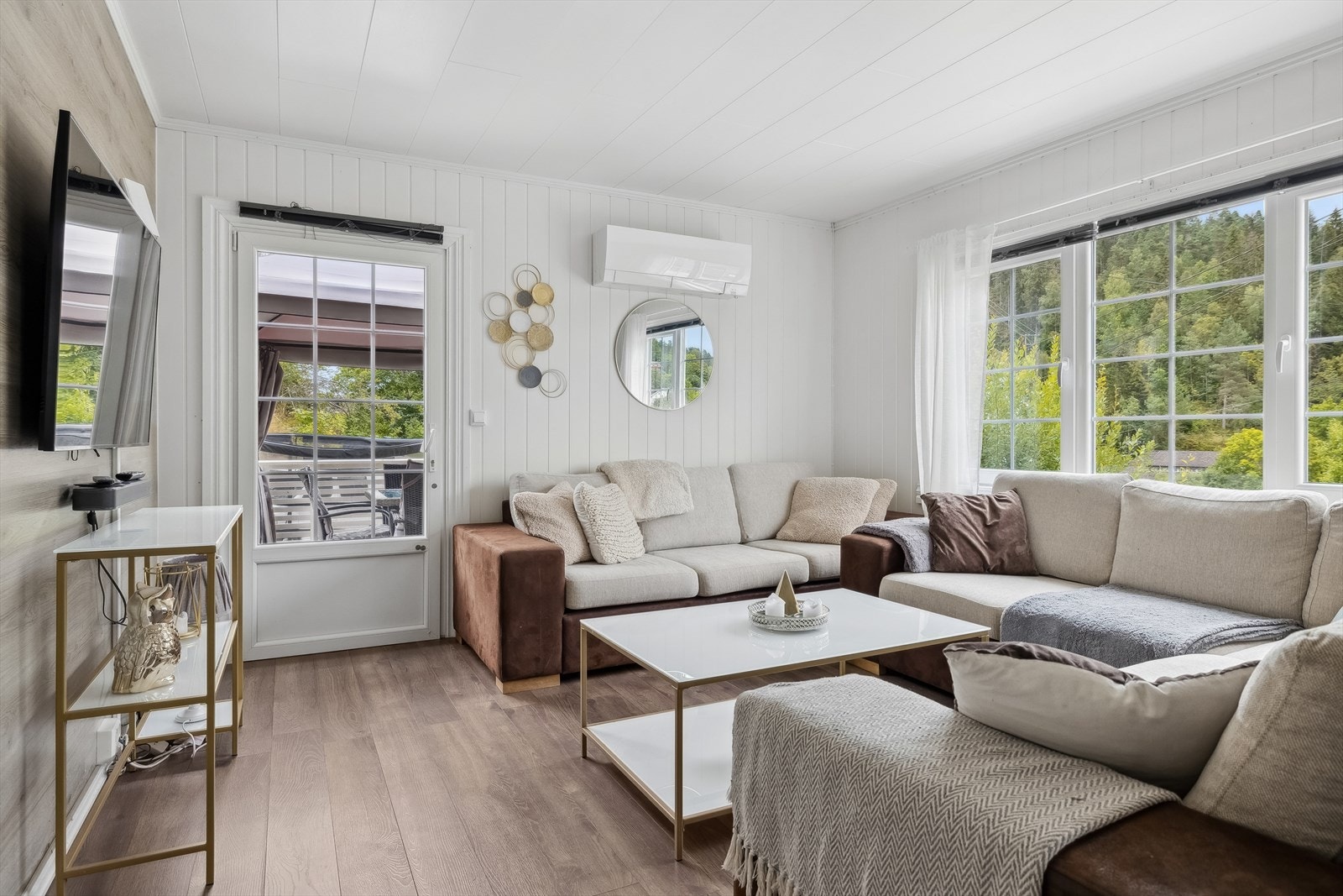 Boligen er gjennomgående lys, med store vindusflater Galleribilde