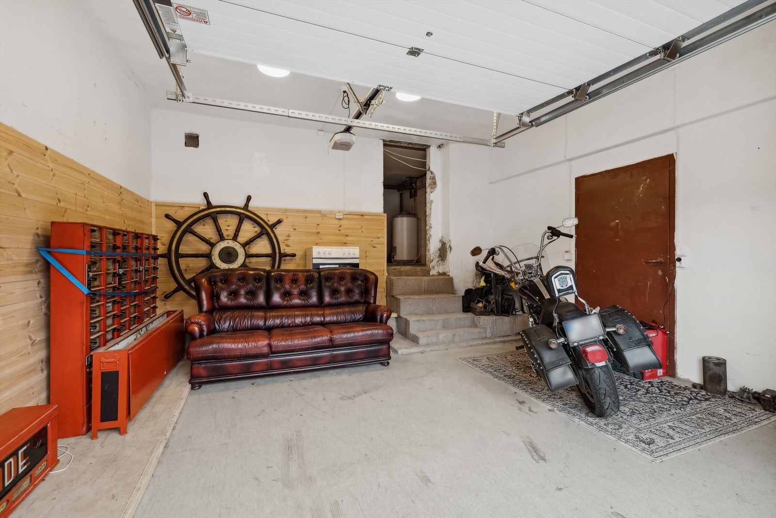 Det er to garasjer i boligen, en på hver side, det er også gruset biloppstillingsplass på den ene siden av huset Galleribilde