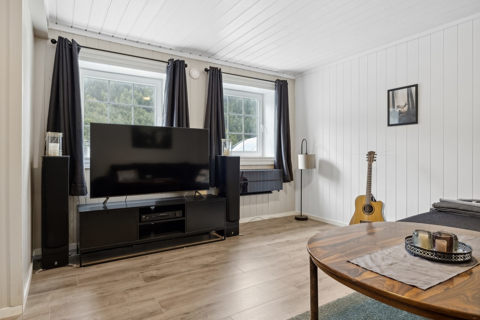 Stuen i utleiedelen, med laminat på gulvet og plater på veggene Galleribilde