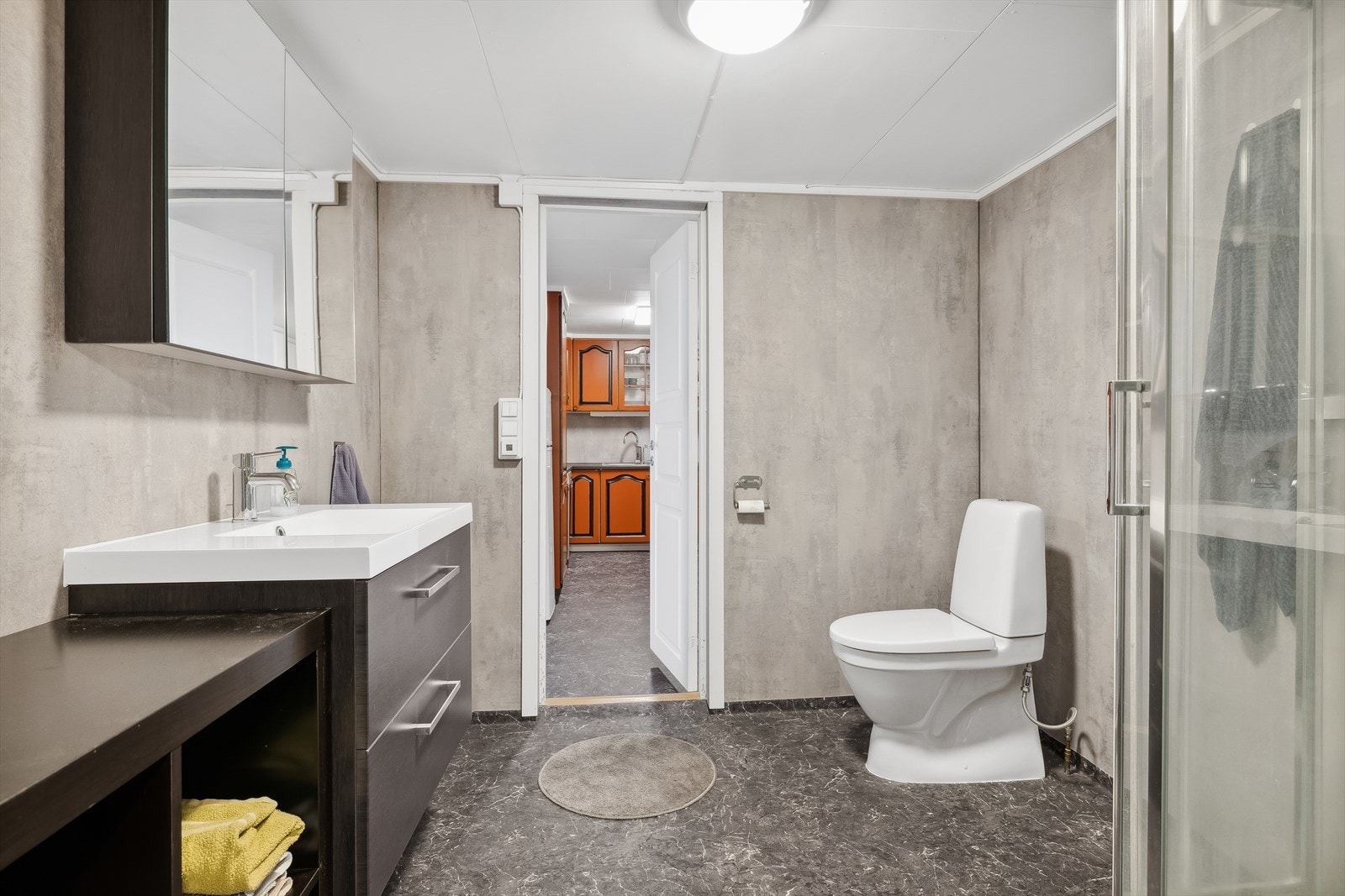 Det er lagt baderomsplater på veggene og belegg på gulvet Galleribilde