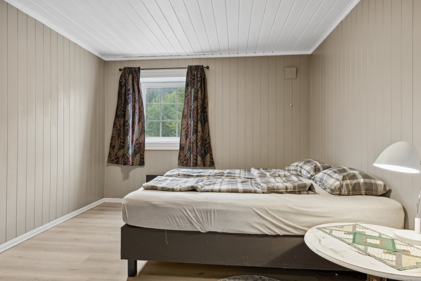 Soverom i underetasjen med plass til både dobbeltseng og garderobeløsning Galleribilde