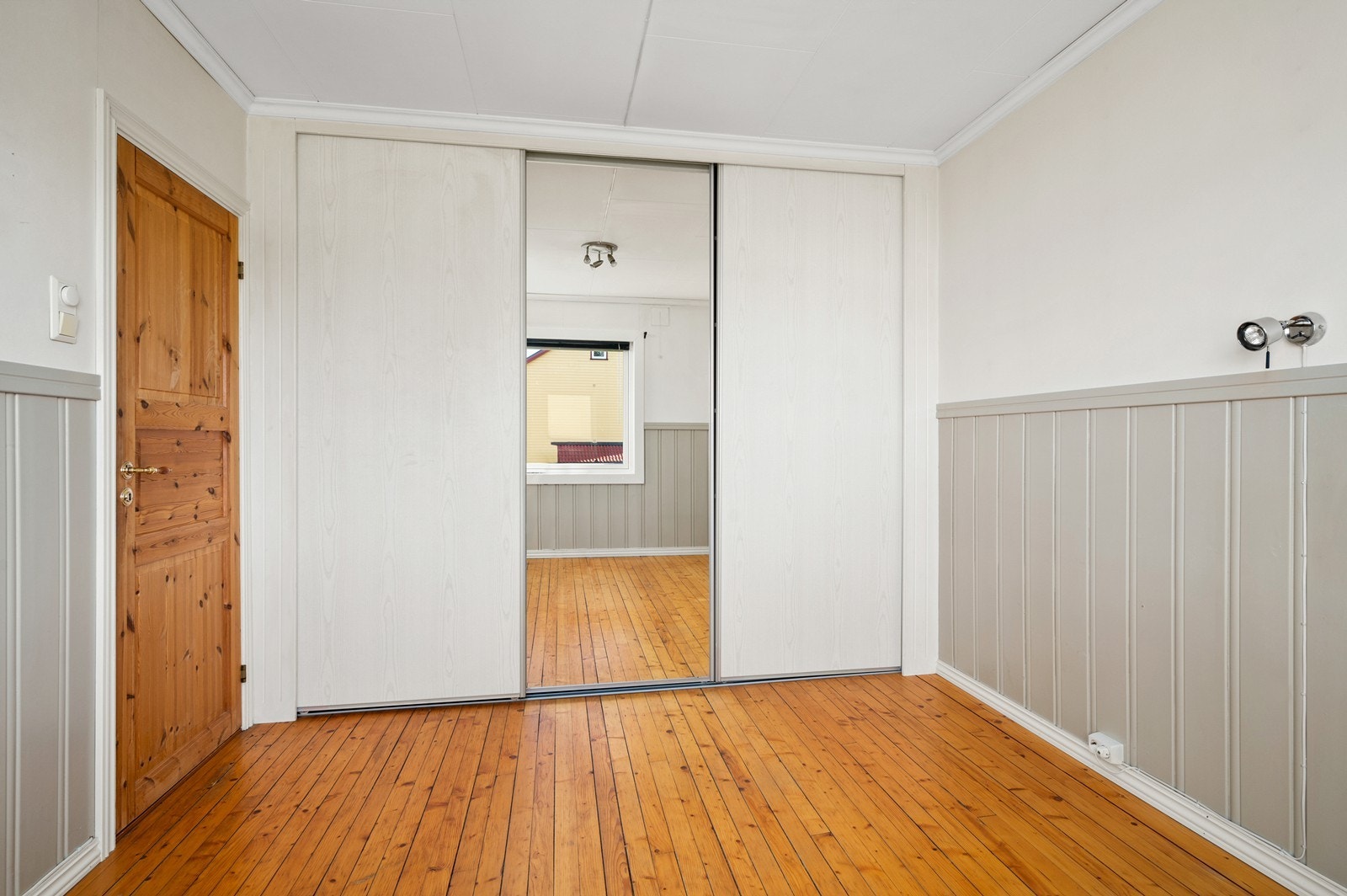 Rommet har en romslig skyvedørsgarderobe Galleribilde