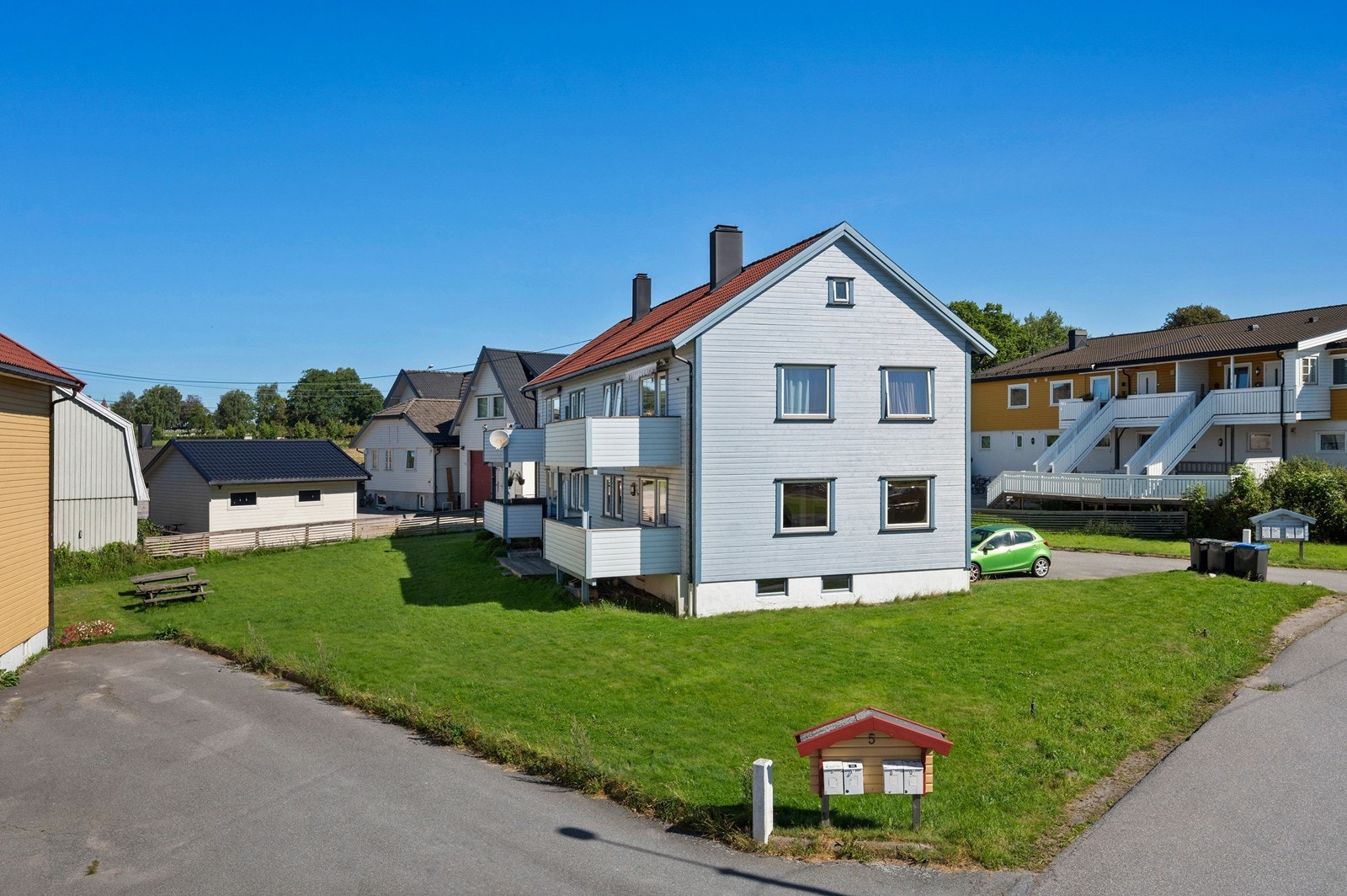 Området består alt vesentlig av eldre boligbebyggelse og landbruksarealer Galleribilde