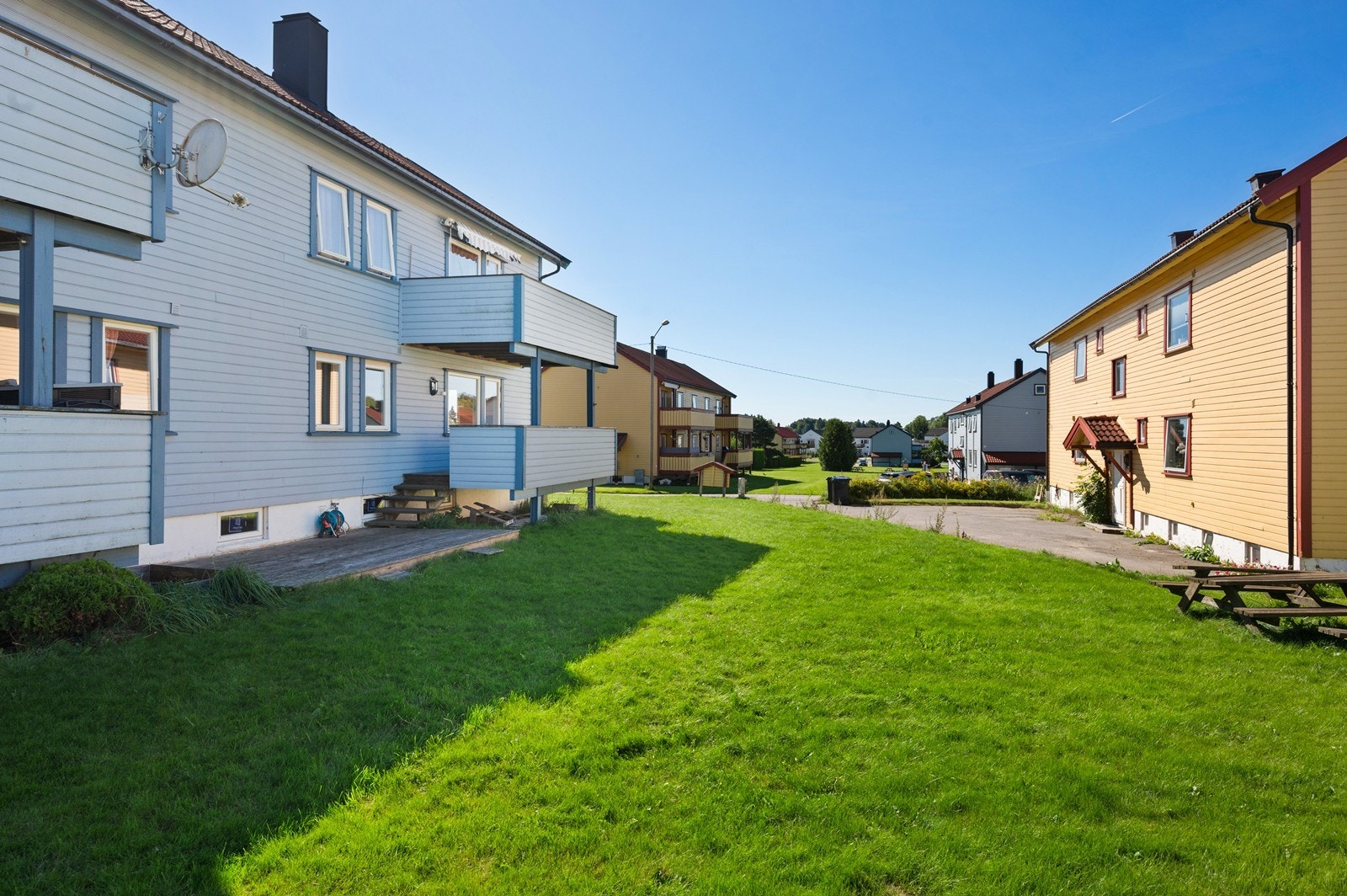 Det er gangavstand til skoler, barnehager, idrettsanlegg og bussholdeplass Galleribilde