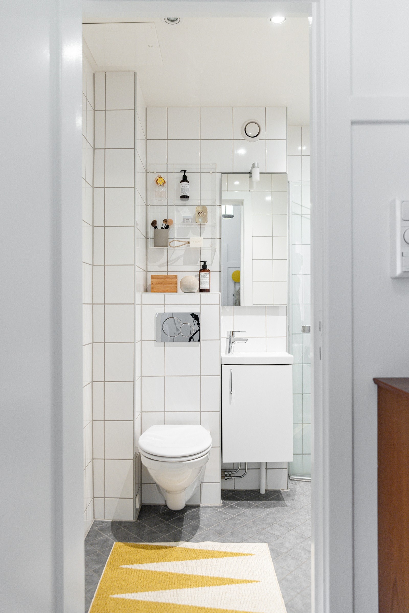Leiligheten har et lyst og moderne flislagt baderom som ble pusset opp i regi av brl. i 2013. Baderommet har grå fliser på gulv med gulvvarme, hvite fliser på veggene og downlights i himlingen. Galleribilde