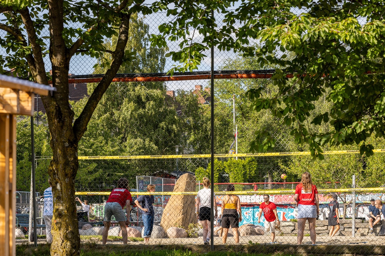 I nabolaget er det også flotte grønne parker, sandvolleyballbaner m.m. Galleribilde