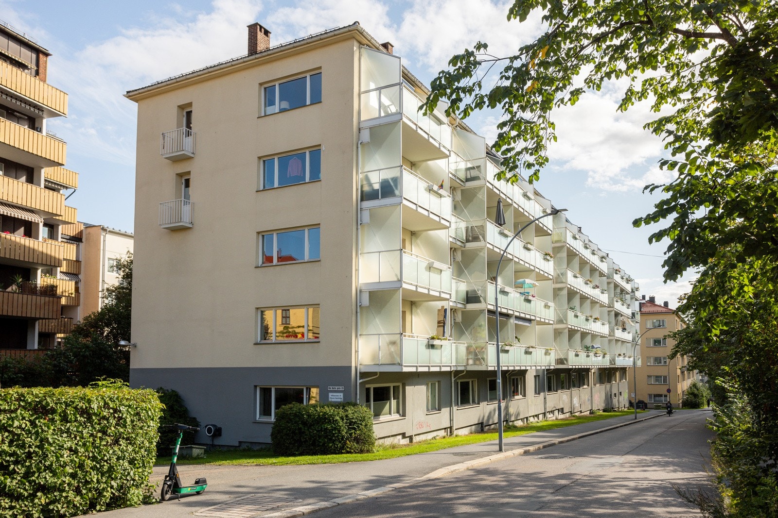 Tilbaketrukket, samtidig som du har kort avstand til veldig bra kollektivtilbud, kaféer, servicetilbud og grønne parker. Galleribilde