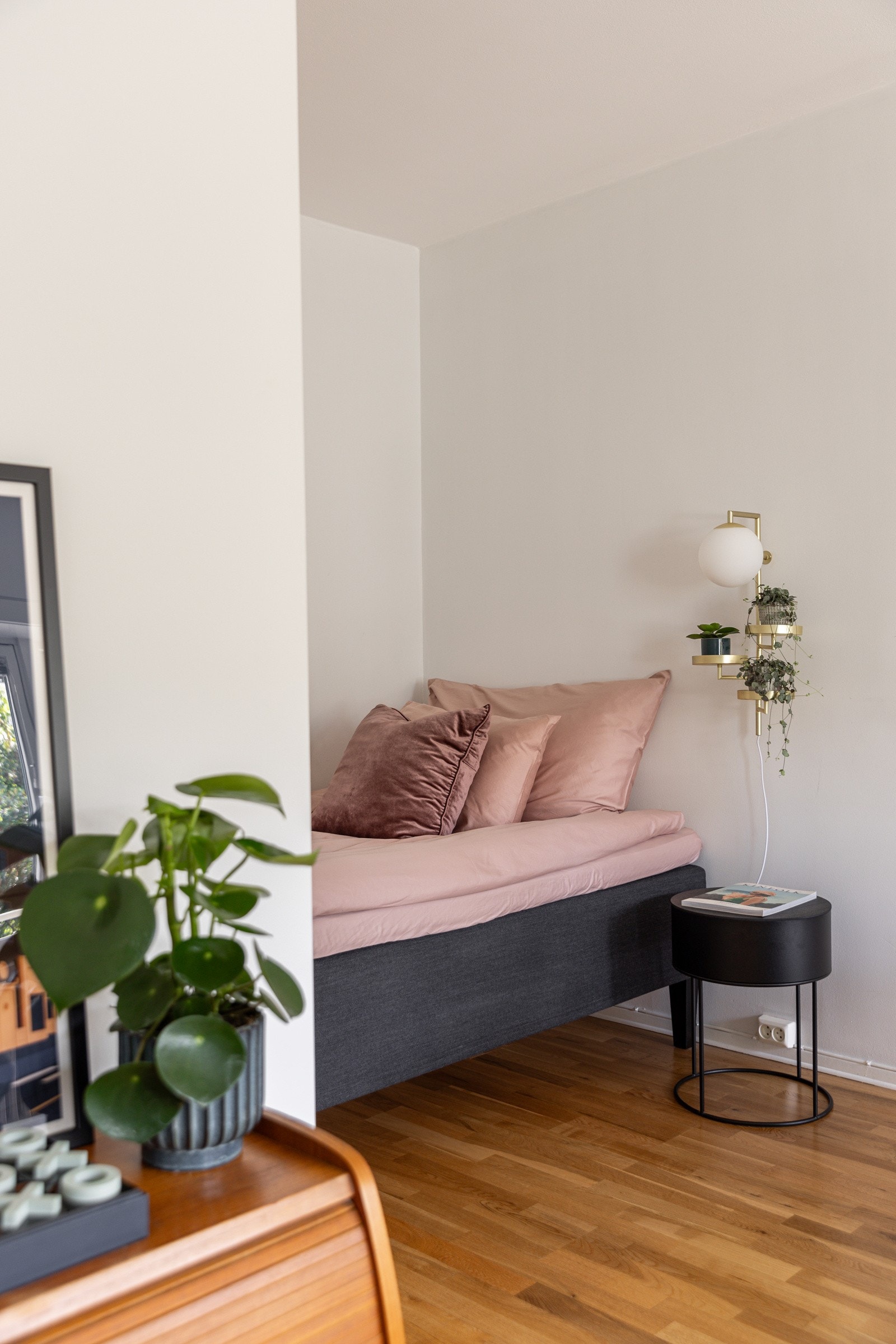 I stuen er det også en nisje med plass til dobbeltseng. Galleribilde