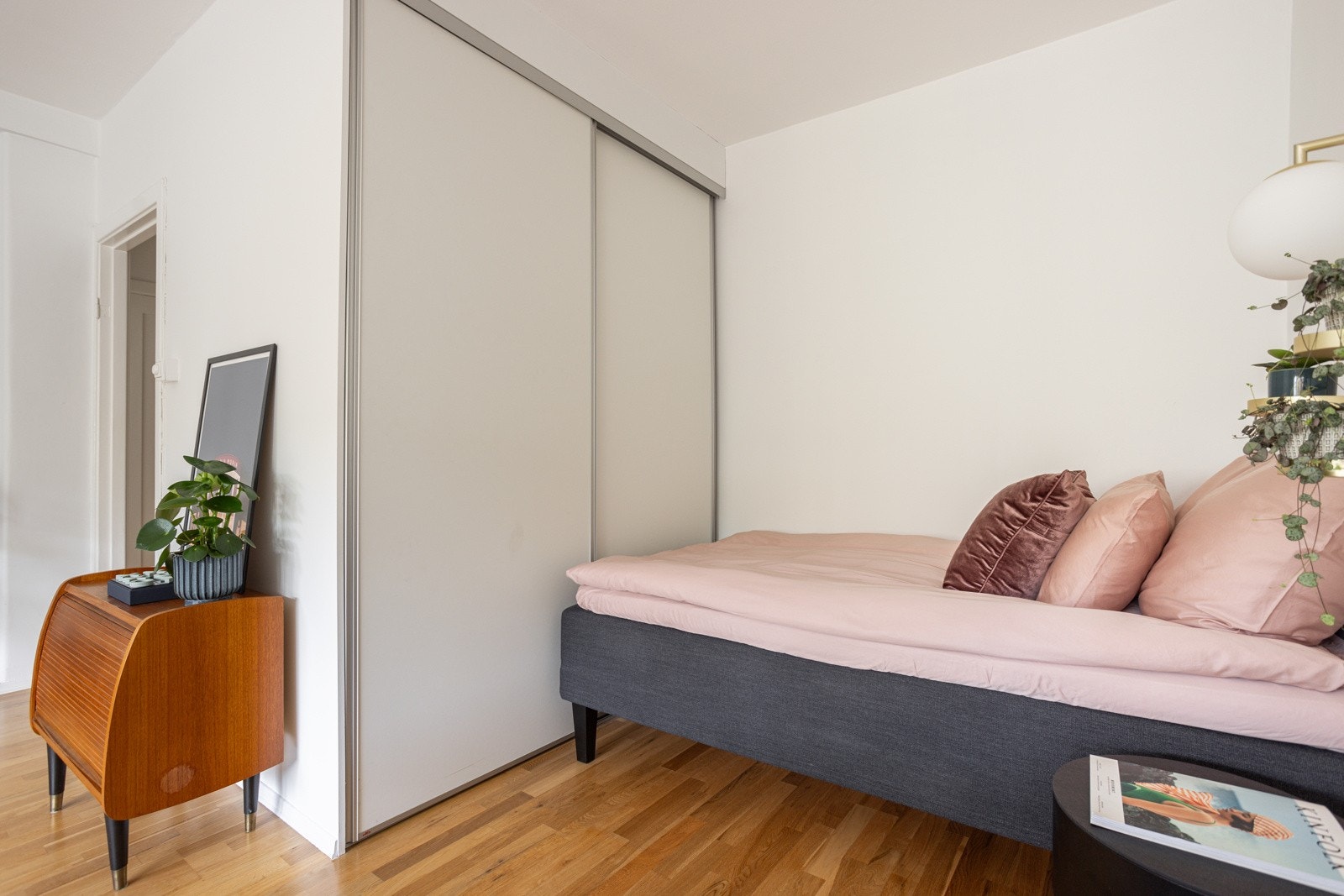 Her har du rikelig med oppbevaringsplass i stor plassbygget skyvedørsgarderobe. Galleribilde