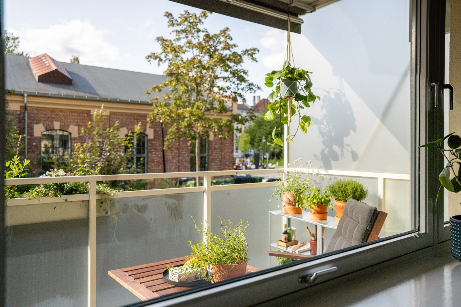 Vinduene har fine brede vinduskarmer som er perfekte for planter og dekor. Galleribilde