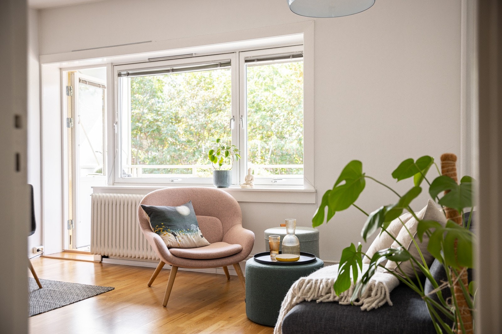 De store vindusflatene slipper inn rikelig med naturlig lys, samtidig som det er minimalt med innsyn og frodig utsyn. Galleribilde