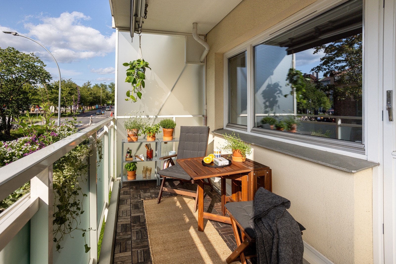 Fra stuen har du utgang til en stor og solrik vestvendt balkong på ca. 7m² med gode solforhold. Galleribilde