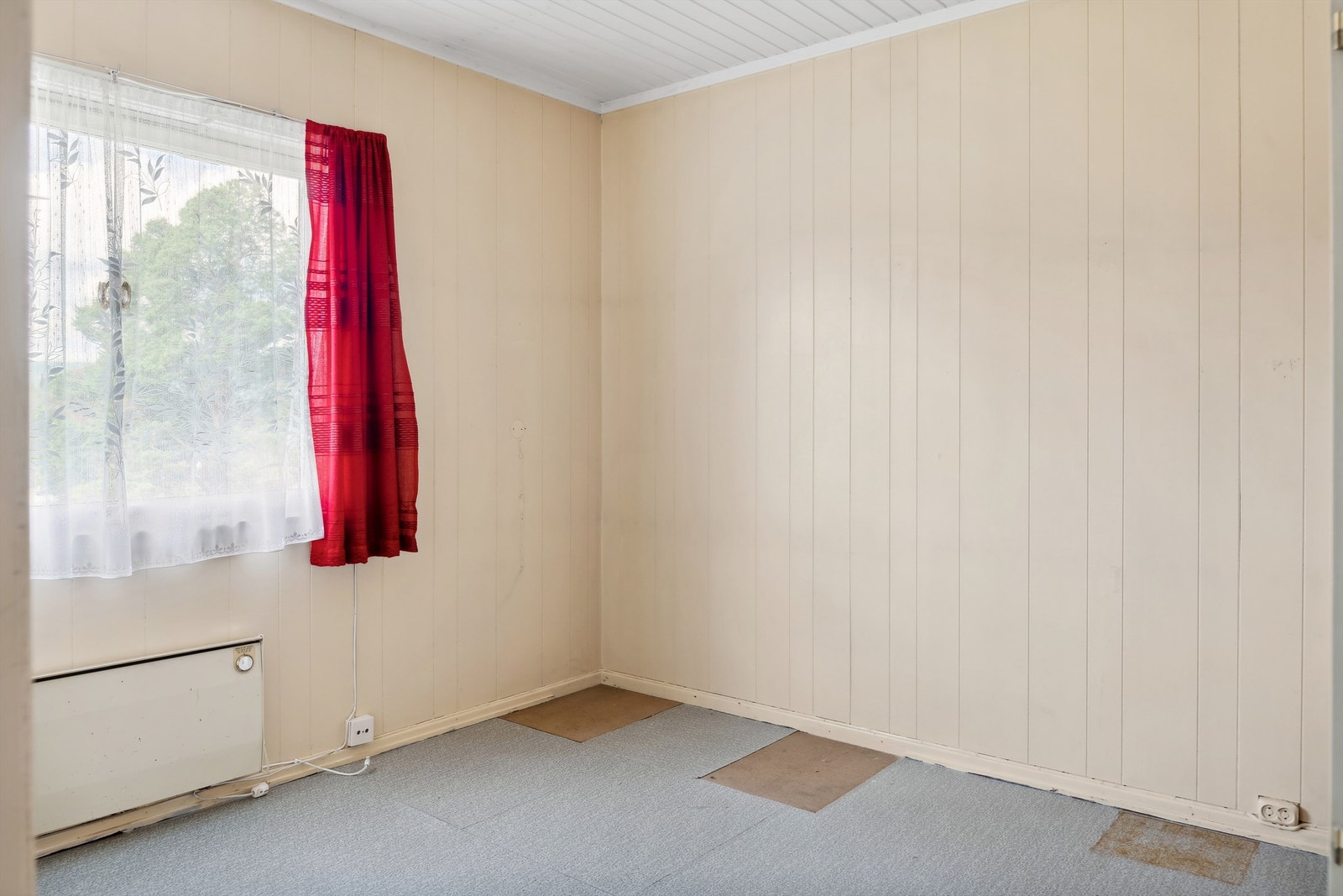 Et lyst og romslig soverom i sokkeletasjen. Galleribilde