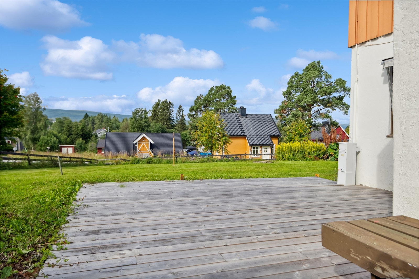 Solrik platting nedenfor hovedetasjens terrasse og utenfor utleiedelen. Galleribilde