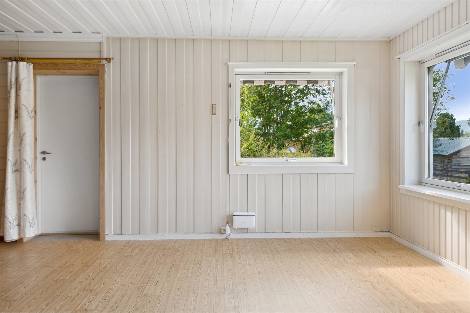 Sokkeletasjen inneholder, stue, kjøkken, bad, ett soverom og boder. Galleribilde