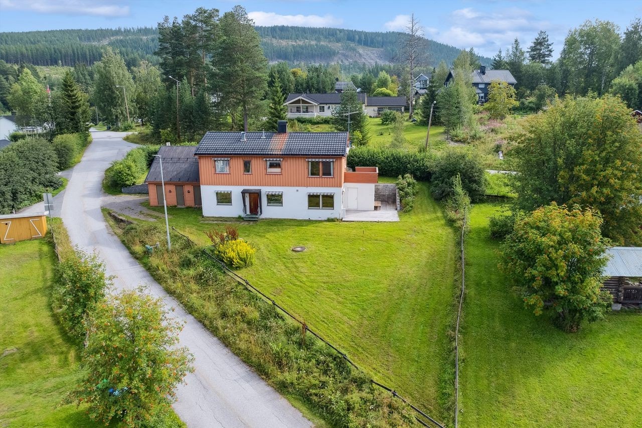 Eldre enebolig med utleiedel til salgs på Koppang! Galleribilde