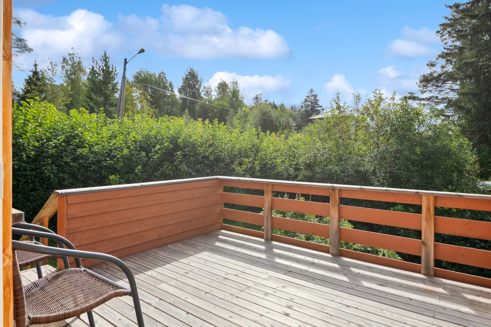På hovedplan er det en solrik terrasse i forbindelse med inngangspartiet. Galleribilde