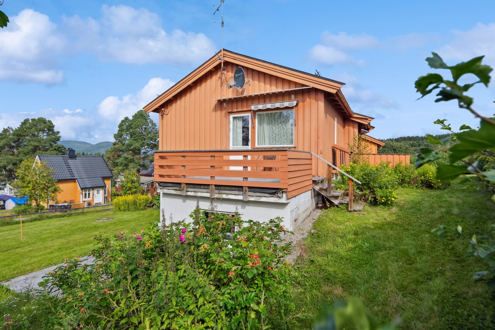 Det er også en terrasse på enden av huset med adkomst fra stuen og terrenget. Galleribilde