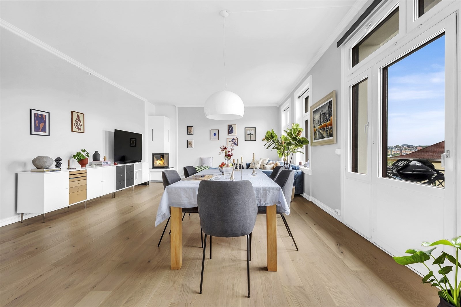 God plass til stor spisegruppe. Galleribilde