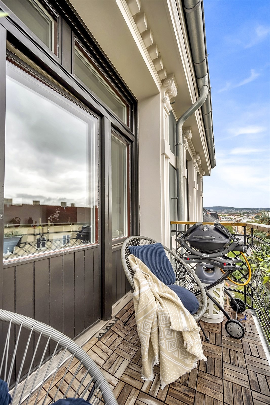 Plass til sittegruppe og en liten grill. Perfekt på varme sommerdager! Galleribilde