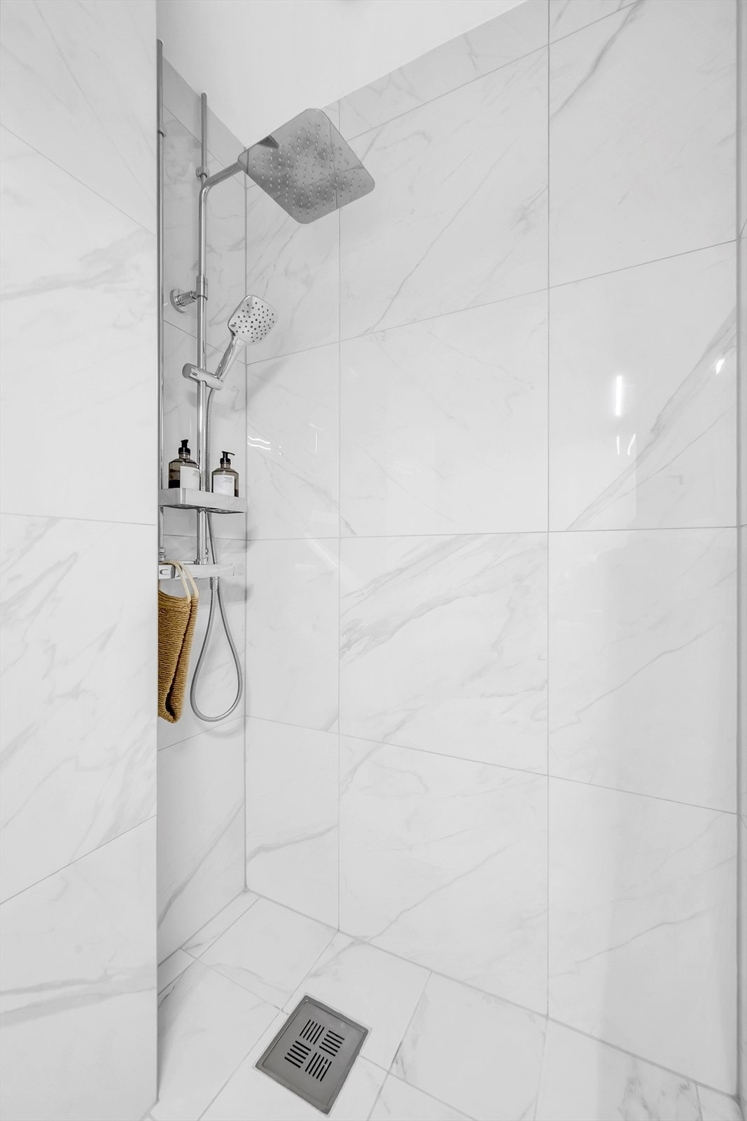 Flott regndusj på badet. Galleribilde