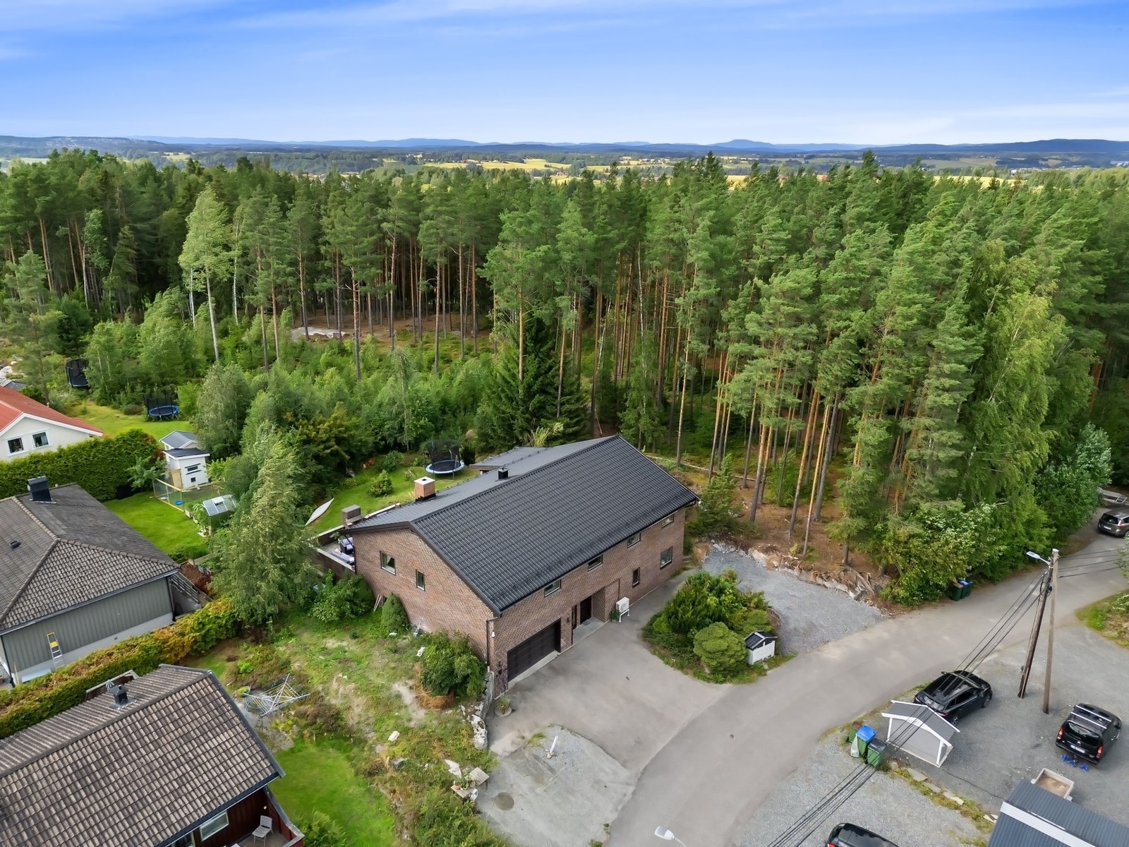 Her ser dere den flotte plasseringen, med skogen som nabo. Galleribilde