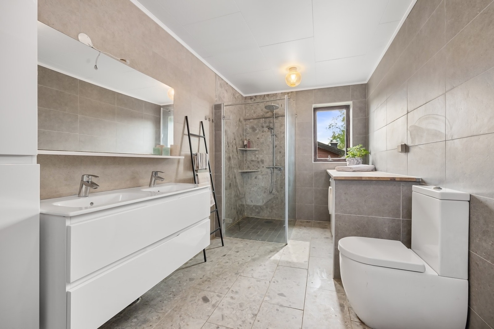 Med dobbeltvask man kan lett være flere på badet. Galleribilde